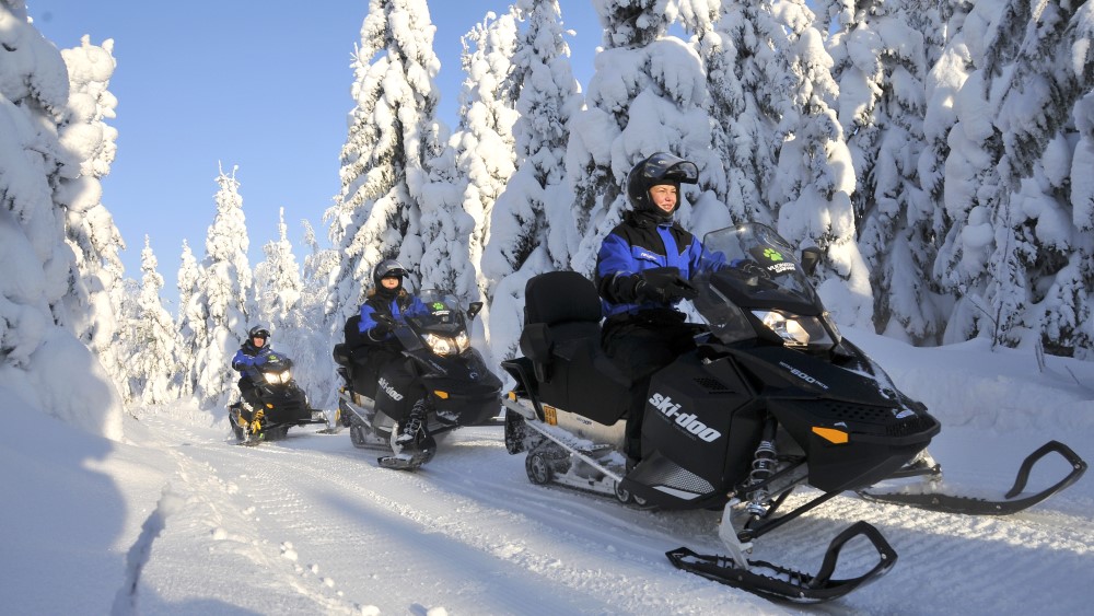 Sneeuwscooter in Vuokatti in Arctic Lakeland.
